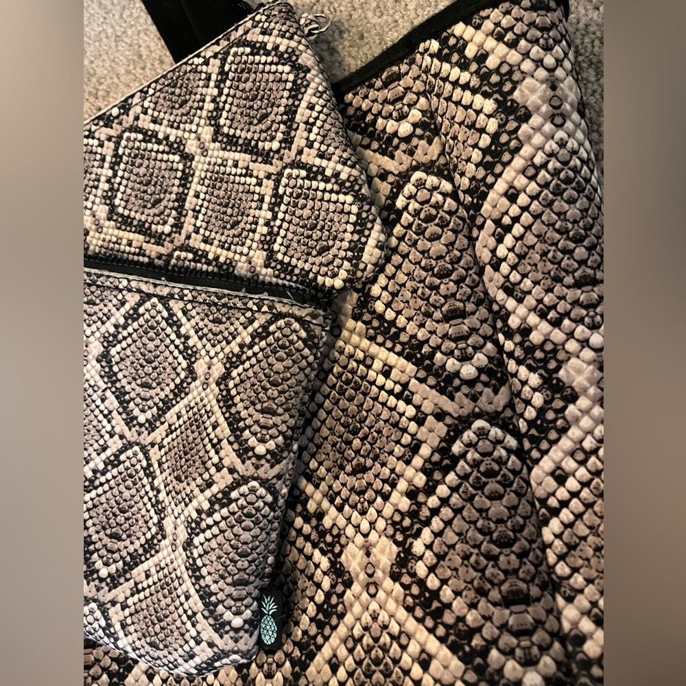 🆕 Tommy Bahama Black, Beige Gray Snake Print Tote 3 piece Set like new - Picture 5 of 11